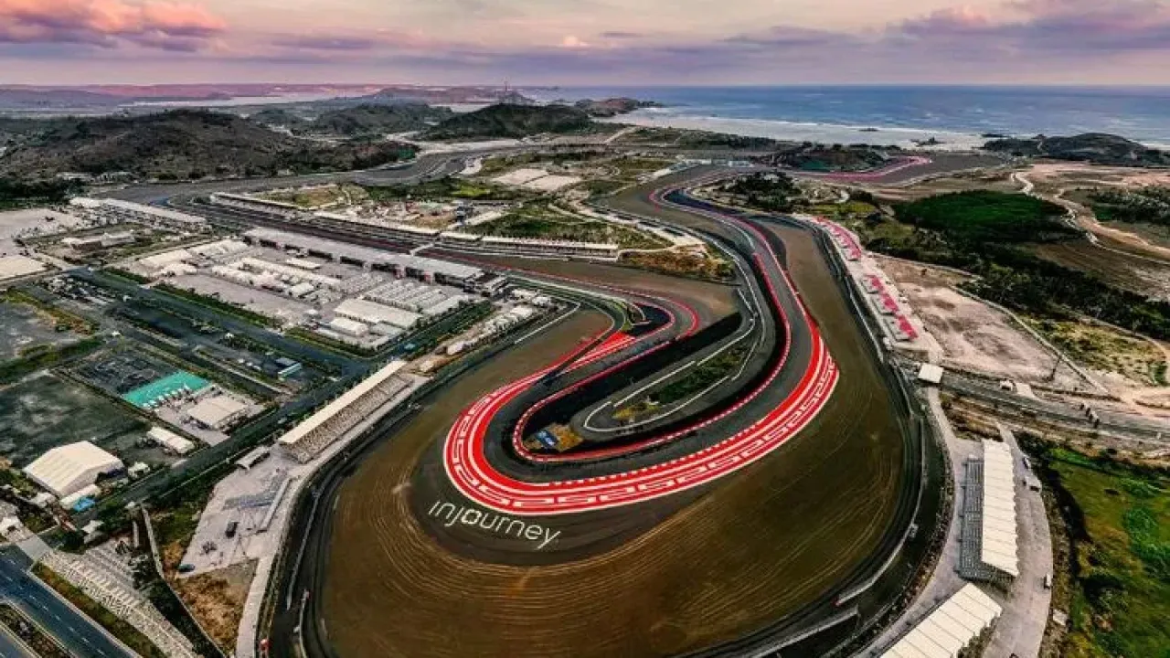 Pertamina Mandalika International Circuit terletak di salah satu Destinasi Pariwisata Super Prioritas (DPSP) Kawasan Ekonomi Khusus (KEK) Mandalika, Lombok, NTB.