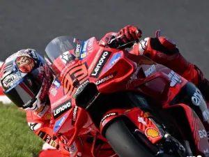 Pebalap Ducati Lenovo Team, Marc Marquez, mengendarai motornya selama sesi latihan bebas MotoGP Jepang 2025 di Mobility Resort Motegi di Motegi, prefektur Tochigi pada 26 September 2025. (Foto oleh TOSHIFUMI KITAMURA / AFP)