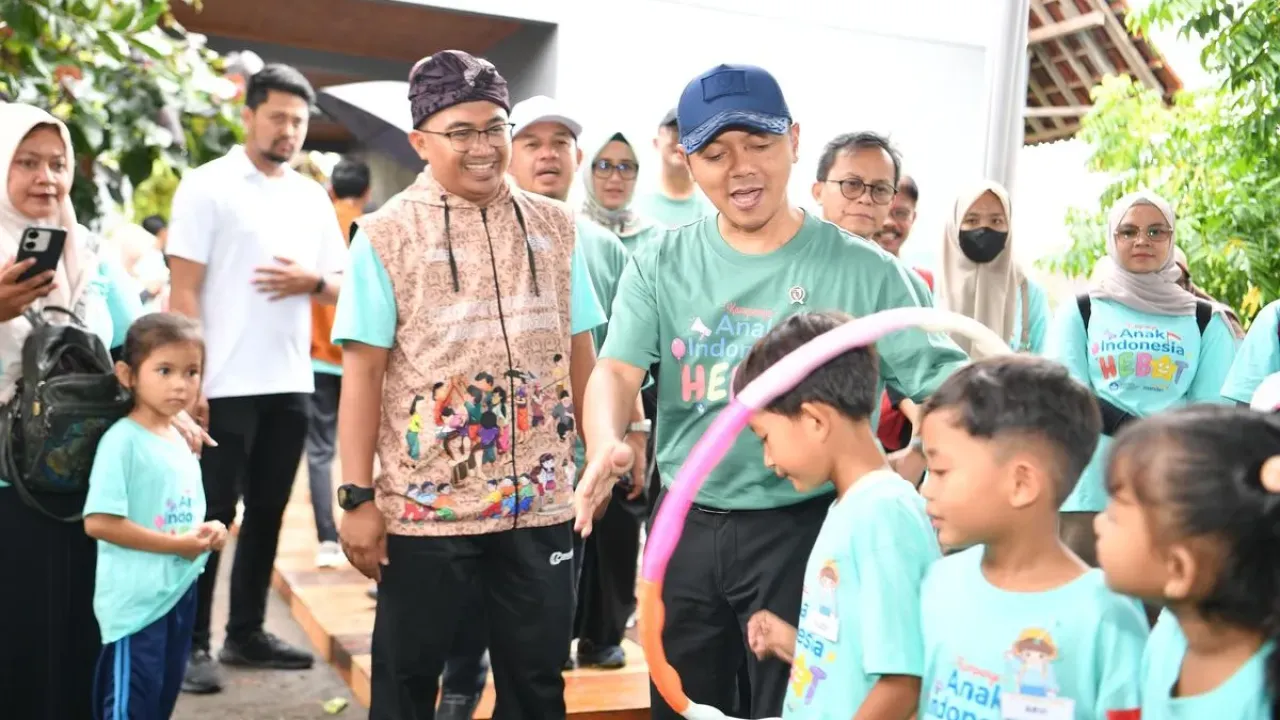 Wakil Menteri Pendidikan Dasar dan Menengah (Wamendikdasmen) Fajar Riza Ul Haq dalam kegiatan Kampanye Gerakan Anak Indonesia Hebat kolaborasi antara Direktorat PAUD Kemendikdasmen, Pemda Pangandaran, dan Bank Mandiri pada Kamis (11/09/2025)