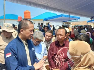 Menteri Transmigrasi, Muhammad Iftitah Sulaeman Suryanegara saat berbincang dengan warga Rempang di Desa Tanjung Banon, Kecamatan Galang, Kota Batam, Kepulauan Riau, Kamis (25/9/2025).