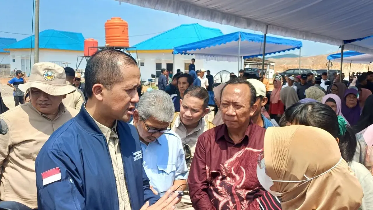 Menteri Transmigrasi, Muhammad Iftitah Sulaeman Suryanegara saat berbincang dengan warga Rempang di Desa Tanjung Banon, Kecamatan Galang, Kota Batam, Kepulauan Riau, Kamis (25/9/2025).