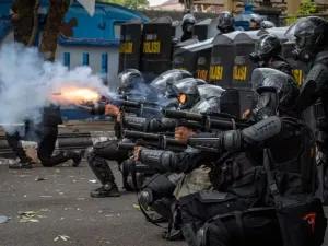 Personel kepolisian menembakkan gas air mata ke arah massa usai terjadi kericuhan unjuk rasa di depan Kantor Bupati Pati, Kabupaten Pati, Jawa Tengah, Rabu (13/8/2025). Unjuk rasa yang berakhir ricuh itu karena massa kecewa dan menilai tuntutan mereka agar Bupati Pati Sudewo mundur dari jabatannya tidak segera dipenuhi. ANTARA FOTO/Aji Styawan/nym.