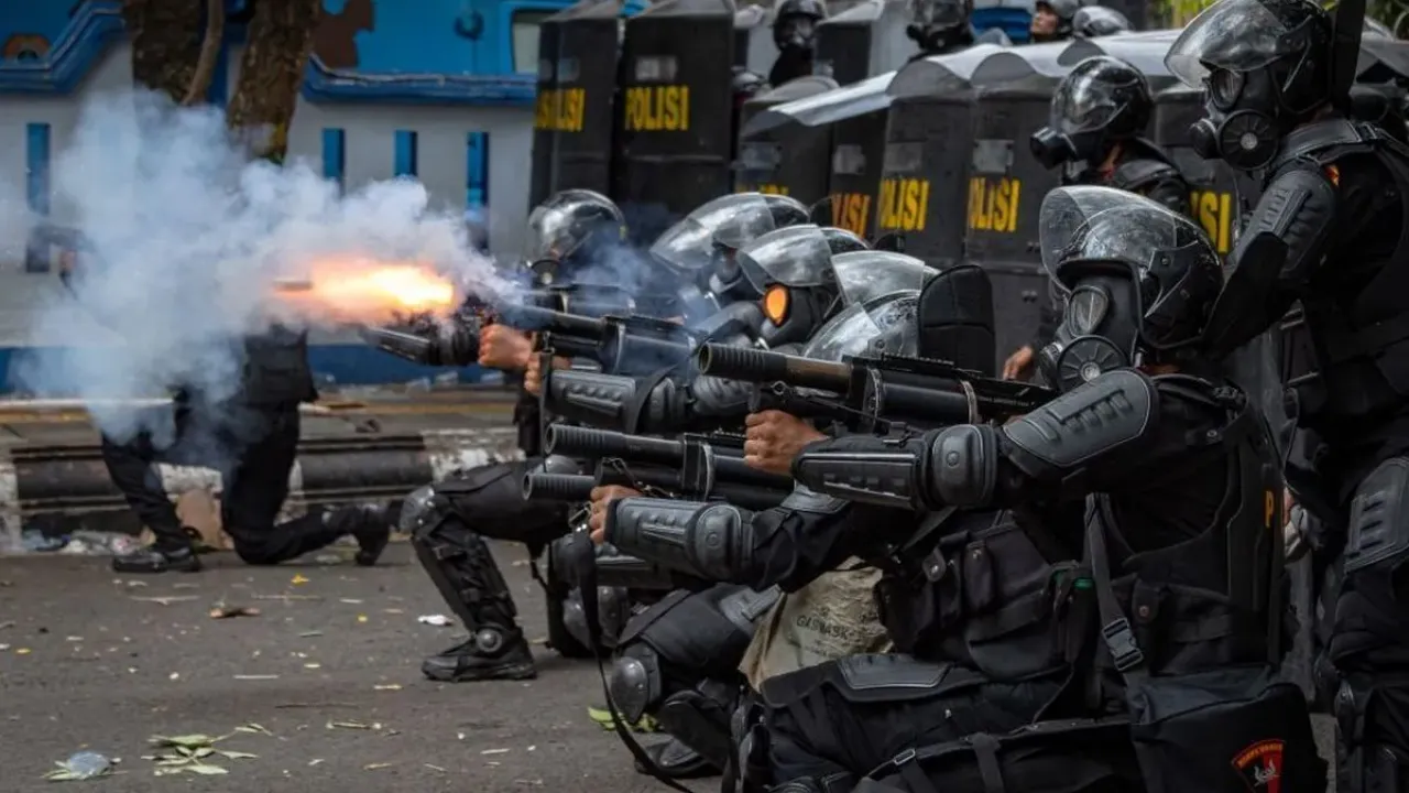 Personel kepolisian menembakkan gas air mata ke arah massa usai terjadi kericuhan unjuk rasa di depan Kantor Bupati Pati, Kabupaten Pati, Jawa Tengah, Rabu (13/8/2025). Unjuk rasa yang berakhir ricuh itu karena massa kecewa dan menilai tuntutan mereka agar Bupati Pati Sudewo mundur dari jabatannya tidak segera dipenuhi. ANTARA FOTO/Aji Styawan/nym.