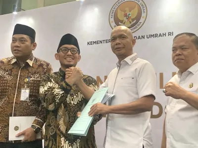 Wakil Menteri Haji dan Umrah RI Dahnil Azhar Simanjuntak dan Jaksa Agung Muda Intelijen Kejagung RI, Reda Manthovani dalam pertemuan di di Kantor Kemenhaj, Jakarta Pusat, Selasa (30/9/2025).