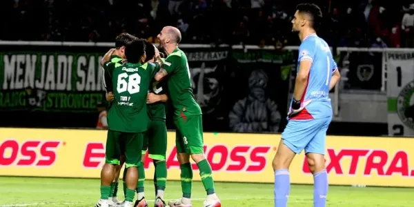 Pemain Persebaya Surabaya selebrasi usai menjebol gawang Semen Padang pada laga pekan ke-6 Super League 2025-2026 yang berakhir dengan skor 1-0 di Stadion Gelora Bung Tomo Surabaya, Jawa Timur, Jumat (19/9/2025) malam.
