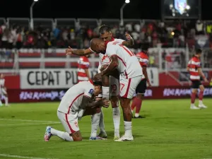 Trio Malut United, Ciro Alves, David da Silva, dan Tyronne del Pino, merayakan gol ke gawang Madura United. Pertandingan Malut United vs Madura United bergulir di Stadion Gelora Kie Raha, Ternate, pada Jumat (19/9/2025).