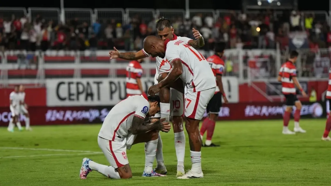 Trio Malut United, Ciro Alves, David da Silva, dan Tyronne del Pino, merayakan gol ke gawang Madura United. Pertandingan Malut United vs Madura United bergulir di Stadion Gelora Kie Raha, Ternate, pada Jumat (19/9/2025).