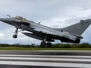 Pesawat tempur multirole Rafale milik Prancis lepas landas saat melakukan simulasi pendaratan di kapal induk di pangkalan udara Angkatan Laut Prancis di Landivisiau di Saint-Servais, Prancis barat pada 16 April 2025. (AFP/FRED TANNEAU)