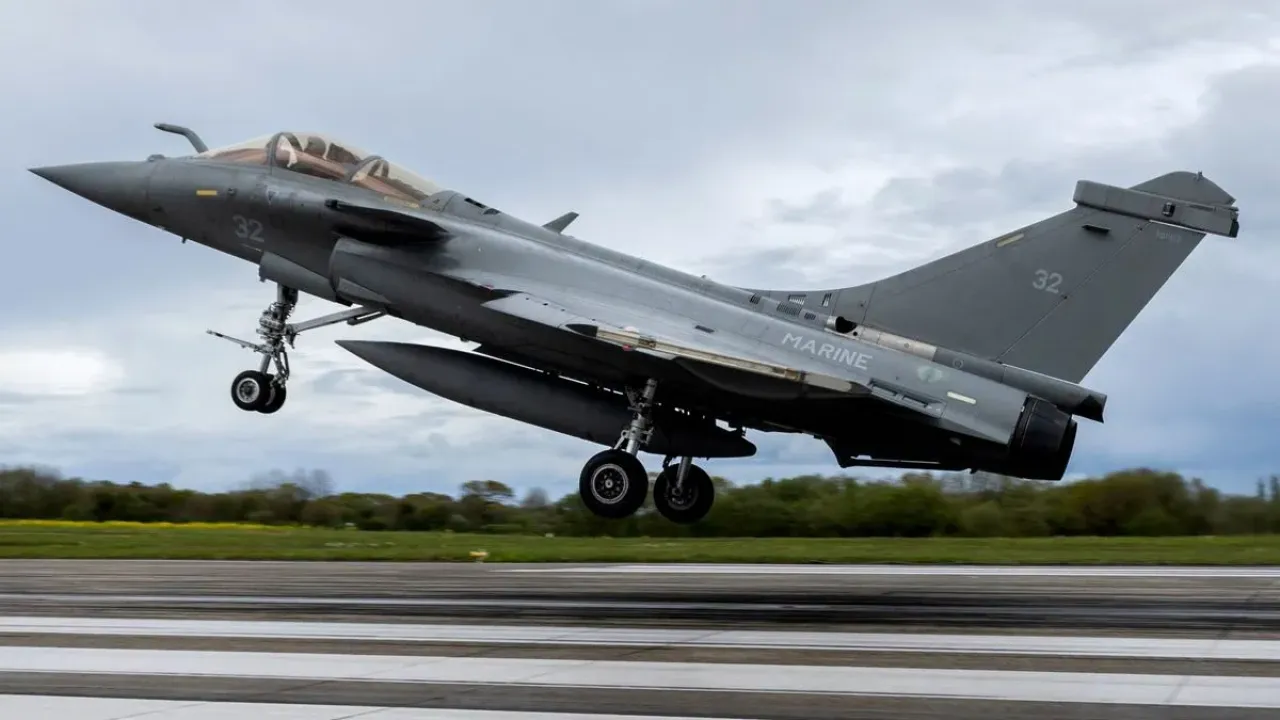 Pesawat tempur multirole Rafale milik Prancis lepas landas saat melakukan simulasi pendaratan di kapal induk di pangkalan udara Angkatan Laut Prancis di Landivisiau di Saint-Servais, Prancis barat pada 16 April 2025. (AFP/FRED TANNEAU)