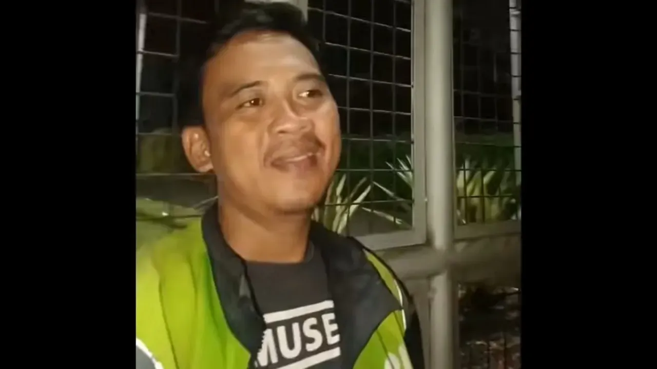 Seorang driver ojek online bernama Chandra Setiawan mendadak viral di media sosial setelah videonya menyanyikan lagu ?Starlight? dari luar area konser band rock asal Inggris, Muse, tersebar luas.
