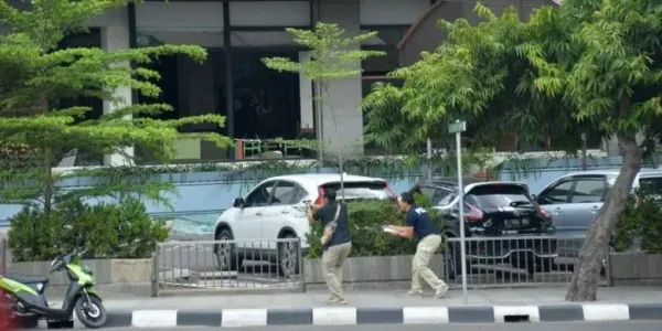 Polisi berpakaian sipil mengarahkan pistol ke arah terduga pelaku di luar sebuah kafe setelah ledakan menghantam kawasan Jalan MH Thamrin, Jakarta Pusat, 14 Januari 2016. Serangkaian ledakan menewaskan sejumlah orang, terjadi baku tembak antara polisi dan beberapa orang yang diduga pelaku.