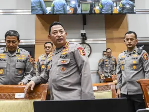 Kapolri Jenderal Pol Listyo Sigit Prabowo (tengah) bersiap mengikuti rapat kerja dengan Komisi III DPR di Kompleks Parlemen, Senayan, Jakarta, Senin (11/11/2024). Rapat kerja tersebut beragendakan pembahasan realisasi anggaran dan capaian kinerja tahun 2024 serta realisasi dan target capaian Polri tahun 2025. ANTARA FOTO/Galih Pradipta/foc.