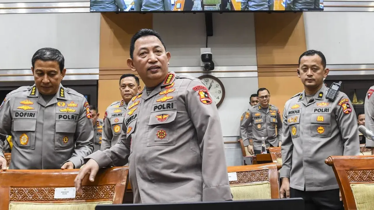 Kapolri Jenderal Pol Listyo Sigit Prabowo (tengah) bersiap mengikuti rapat kerja dengan Komisi III DPR di Kompleks Parlemen, Senayan, Jakarta, Senin (11/11/2024). Rapat kerja tersebut beragendakan pembahasan realisasi anggaran dan capaian kinerja tahun 2024 serta realisasi dan target capaian Polri tahun 2025. ANTARA FOTO/Galih Pradipta/foc.