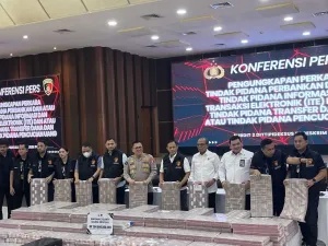 Direktorat Tindak Pidana Ekonomi Khusus (Dittipideksus) Bareskrim Polri mengungkap kasus pembobolan bank senilai Rp 204 miliar yang dilakukan jaringan sindikat dengan modus mengakses rekening dorman dalam konferensi pers, Kamis (25/9/2025).