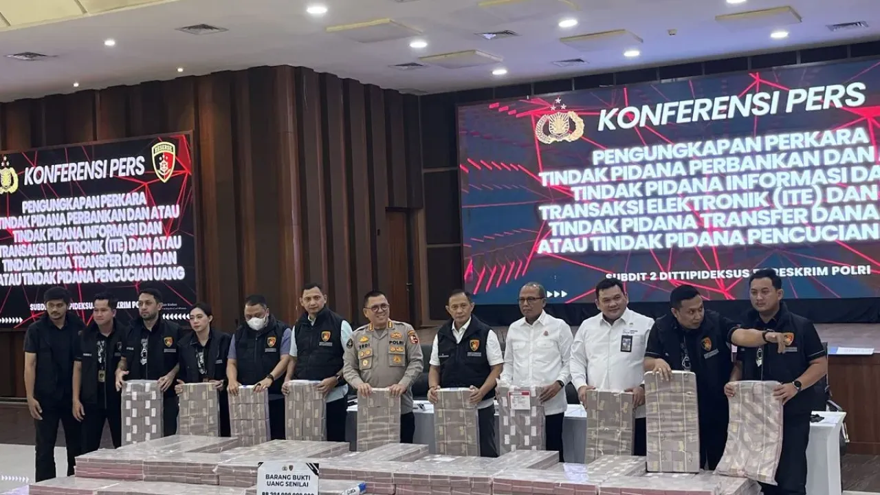 Direktorat Tindak Pidana Ekonomi Khusus (Dittipideksus) Bareskrim Polri mengungkap kasus pembobolan bank senilai Rp 204 miliar yang dilakukan jaringan sindikat dengan modus mengakses rekening dorman dalam konferensi pers, Kamis (25/9/2025).