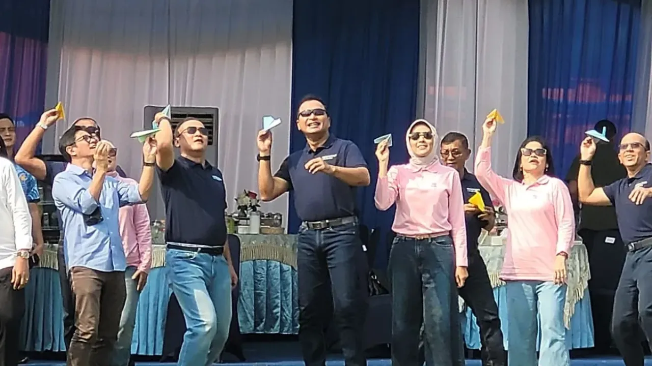 Kepala Staf Angkatan Udara Marsekal Tonny Harjono (tengah) saat menerbangkan pesawat kertas dalam acara Dirgantara Fair 2025 di Lapangan Aldinor, Jakarta Selatan, Sabtu (27/9/2025).