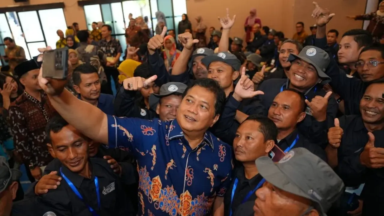 Wakil Menteri Transmigrasi (Wamentrans) Viva Yoga Mauladi bersama 78 kepala keluarga (KK) calon transmigran (catrans) di Balai Besar Pelatihan dan Pemberdayaan Masyarakat Transmigrasi (BPPMT) Yogyakarta, Sleman, Sabtu (27/9/2025).
