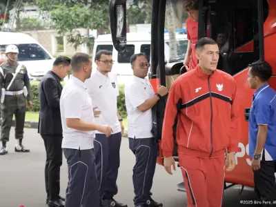 Kapten Timnas Indonesia, Jay Idzes, keluar dari bus untuk menerima jamuan Presiden Republik Indonesia, Prabowo Subianto, di kediamannya Jalan Kertanegara, Jakarta Selatan.