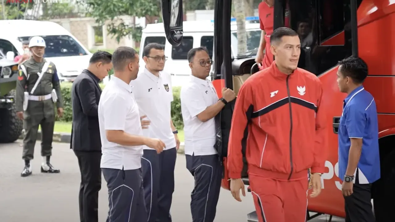 Kapten Timnas Indonesia, Jay Idzes, keluar dari bus untuk menerima jamuan Presiden Republik Indonesia, Prabowo Subianto, di kediamannya Jalan Kertanegara, Jakarta Selatan.