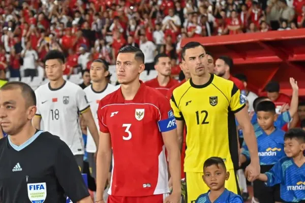 Kapten Timnas Indonesia Jay Idzes memimpin pasukannya masuk arena pertarungan saat menghadapi China pada Kualifikasi Piala Dunia 2026 Zona Asia, Kamis (5/6/2025) di Stadion Utama Gelora Bung Karno, Senayan, Jakarta. 