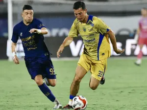 Aksi bintang Persib Bandung Thom Haye yang dikawal pemain Persita Tangerang Andrejic Aleksa dalam laga pekan ketujuh Super League 2025-2026, Sabtu (27/9/2025) di Stadion Kapten I Wayan Dipta, Gianyar, Bali. 