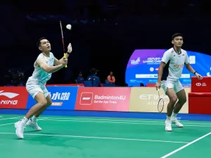 Aksi pebulu tangkis ganda putra Indonesia, Fajar Alfian/Muhammad Shohibul Fikri, kala turun dalam babak 32 besar China Masters 2025 di Shenzen Arena, Selasa (16/9/2025).