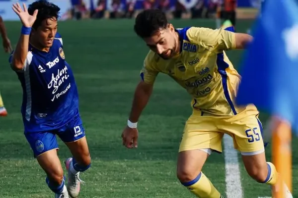 Usaha bek sayap Persib Bandung Frans Putros melewati bek PSIM Raka Cahyana pada laga pekan ketiga Super League 2025-2026, Minggu (24/8/2025) di Stadion Sultan Agung, Bantul. 