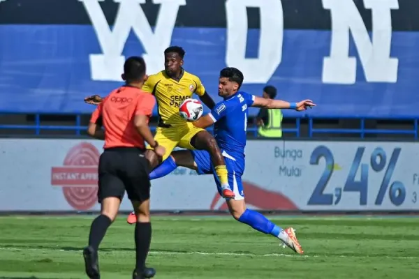 Bek tengah Persib Bandung Julio Cesar dengan ketat membayangi penyerang Semen Padang Cornelius Ezekiel Stewart pada laga pembuka Super League 2025-2026, Sabtu (9/8/2025) di Gelora Bandung Lautan Api (GBLA). 