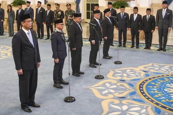 (dari kiri) Menteri Keuangan Purbaya Yudhi Sadewa, Kepala Badan Pelindungan Pekerja Migran Indonesia (BP2MI) Muktaruddin, Menteri Koperasi Ferry Juliantono, Menteri Haji dan Umroh Mochamad Irfan Yusuf dan Wakil Menteri Haji dan Umroh Dahnil Azhar Simanjuntak mengikuti pelantikan menteri dan wakil menteri Kabinet Merah Putih di Istana Negara, Kompleks Istana Kepresidenan, Jakarta, Senin (8/9/2025). Presiden Prabowo Subianto melantik Purbaya Yudhi Sadewa sebagai Menteri Keuangan menggantikan Sri Mulyani Indrawati, Muktaruddin sebagai Kepala Badan Pelindungan Pekerja Migran Indonesia (BP2MI) menggantikan Abdul Kadir Karding, Ferry Juliantono sebagai Menteri Koperasi menggantikan Budi Arie Setiadi dan mengangkat Mochamad Irfan Yusuf sebagai Menteri Haji dan Umroh beserta Wakilnya Dahnil Azhar Simanjuntak. 