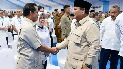 Menteri Dalam Negeri (Mendagri) Muhammad Tito Karnavian menghadiri acara Akad Massal Kredit Pemilikan Rumah (KPR) Sejahtera Fasilitas Likuiditas Pembiayaan Perumahan (FLPP) yang diresmikan Presiden Republik Indonesia Prabowo Subianto di Perumahan Pesona Kahuripan 10, Cileungsi, Kabupaten Bogor, Jawa Barat, Senin (29/9/2025).
