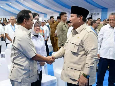 Menteri Dalam Negeri (Mendagri) Muhammad Tito Karnavian menghadiri acara Akad Massal Kredit Pemilikan Rumah (KPR) Sejahtera Fasilitas Likuiditas Pembiayaan Perumahan (FLPP) yang diresmikan Presiden Republik Indonesia Prabowo Subianto di Perumahan Pesona Kahuripan 10, Cileungsi, Kabupaten Bogor, Jawa Barat, Senin (29/9/2025).
