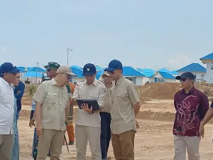 Menteri Transmigrasi, Muhammad Iftitah Sulaeman Suryanegara saat meninjau Tanjung Banon yang menjadi desa transmigrasi modern bagi warga Rempang, Kecamatan Galang, Kota Batam, Kepulauan Riau, Kamis (25/9/2025).