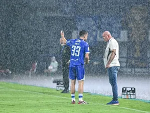 Momen saat The Professor Thom Haye berkomunikasi dengan pelatih Bojan Hodak tampak memberi masukan saat Persib Bandung harus bermain dengan 10 pemain usai Luciano Guaycochea mendapat kartu merah melawan Persebaya Surabaya, Jumat (12/9/2025) di Stadiong Gelora Bandung Lautan Api (GBLA) dalam lanjutan Super League 2025-2026.