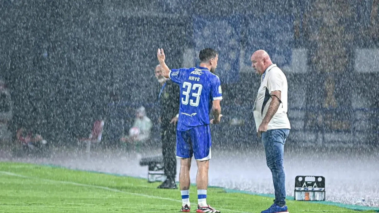 Momen saat The Professor Thom Haye berkomunikasi dengan pelatih Bojan Hodak tampak memberi masukan saat Persib Bandung harus bermain dengan 10 pemain usai Luciano Guaycochea mendapat kartu merah melawan Persebaya Surabaya, Jumat (12/9/2025) di Stadiong Gelora Bandung Lautan Api (GBLA) dalam lanjutan Super League 2025-2026.