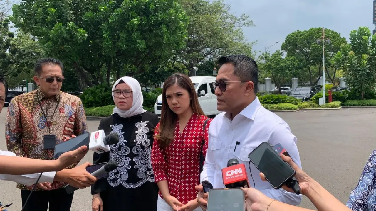 Kepala Biro Pers, Protokol, dan Media Setpres Yusuf Permana usai berdiskusi dengan Pemred CNN TV dan wartawan CNN Diana Valencia di Istana, Jakarta, Senin (29/9/2025). 