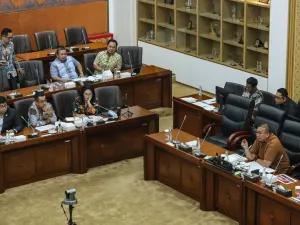 Wakil Ketua Komisi VI DPR Andre Rosiade (kanan) memimpin Rapat Dengar Pendapat Umum (RDPU) dengan akademisi hukum dari Universitas Gadjah Mada, Universitas Lampung, dan Universitas Jember di Kompleks Parlemen, Senayan, Jakarta, Kamis (25/9/2025). RDPU tersebut bertujuan menyerap pandangan dan masukan dari akademisi hukum mengenai Rancangan Undang-Undang (RUU) tentang perubahan keempat atas Undang-Undang nomor 19 tahun 2003 tentang BUMN terkait dengan keuangan BUMN sebagai keuangan negara. 
