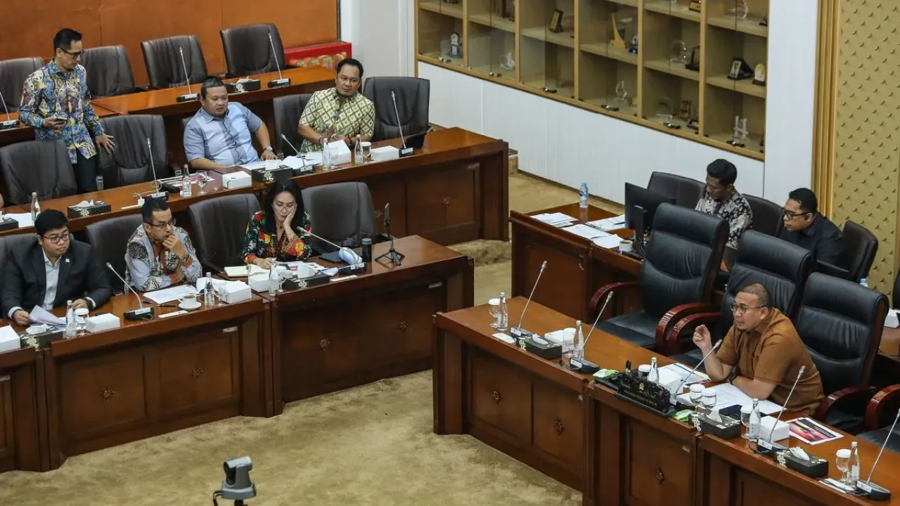 Wakil Ketua Komisi VI DPR Andre Rosiade (kanan) memimpin Rapat Dengar Pendapat Umum (RDPU) dengan akademisi hukum dari Universitas Gadjah Mada, Universitas Lampung, dan Universitas Jember di Kompleks Parlemen, Senayan, Jakarta, Kamis (25/9/2025). RDPU tersebut bertujuan menyerap pandangan dan masukan dari akademisi hukum mengenai Rancangan Undang-Undang (RUU) tentang perubahan keempat atas Undang-Undang nomor 19 tahun 2003 tentang BUMN terkait dengan keuangan BUMN sebagai keuangan negara. 