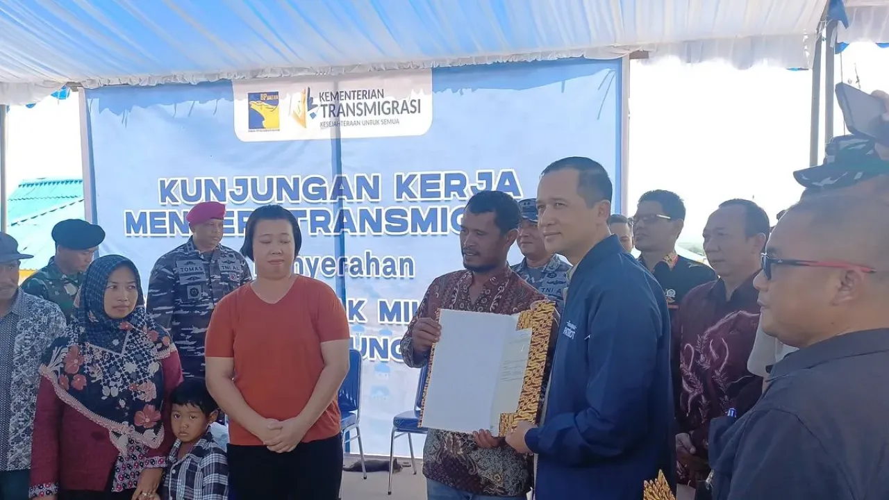 Menteri Transmigrasi, Muhammad Iftitah Sulaeman Suryanegara menyerahkan 45 sertifikat hak milik (SHM) secara simbolik kepada warga Rempang, Kecamatan Galang, Kota Batam, Kepulauan Riau yang mengikuti program transmigrasi ke Tanjung Banon, Kamis (25/9/2025).