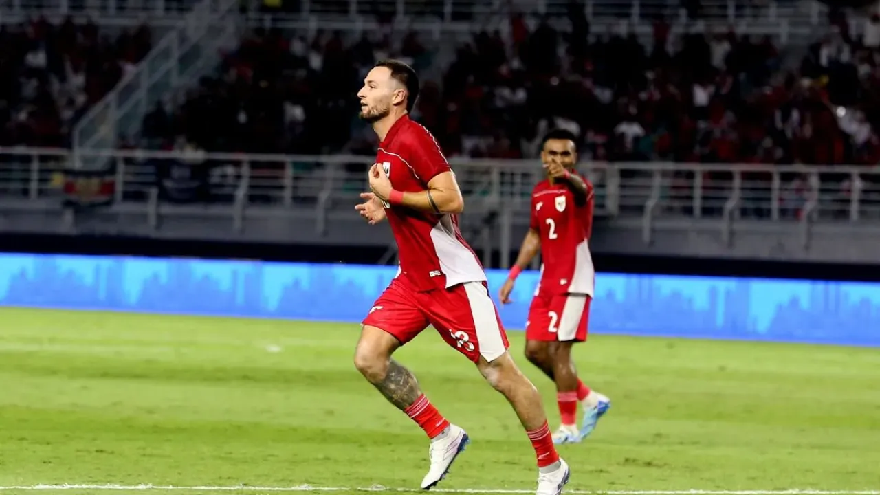 Pemain timnas Indonesia Marc Klok usai menjebol gawang Taiwan saat laga FIFA Matchday yang berakhir dengan skor 6-0 berlangsung di Stadion Gelora Bung Tomo Surabaya, Jawa Timur, Jumat (5/9/2025) malam.