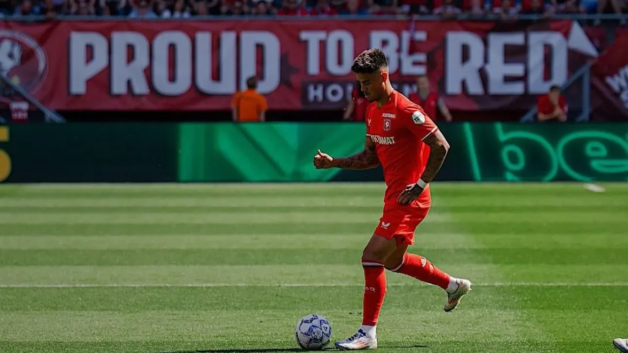 Bek timnas Indonesia, Mees Hilgers, menjadi sorotan tajam usai tampil buruk saat FC Twente takluk dari Ajax Amsterdam dalam laga pekan terakhir Eredivisie 2024-2025, Minggu (18/5).