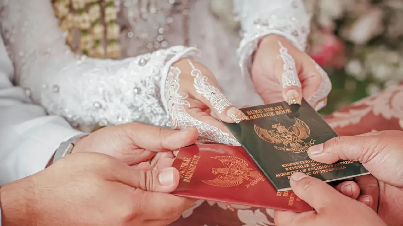 Ilustrasi pernikahan, menikah, pengantin. Harapan SR (24), warga Dusun Selamat, Desa Pangadaa, Kecamatan Dungaliyo, Kabupaten Gorontalo, untuk membangun rumah tangga bersama sang pujaan hati pupus seketika. Calon suaminya, TFM, anggota Brimob Polda Gorontalo, tak hadir di hari akad nikah yang telah dijadwalkan pada Sabtu (9/8/2025).