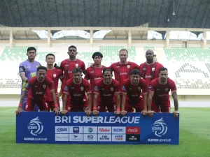 Starter Persis Solo berpose jelang beraksi dalam laga pekan ketiga Super League 2025-2026. Duel PSBS Biak vs Persis Solo digelar di Stadion Maguwoharjo, Sleman, DI Yogyakarta, Sabtu (23/8/2025).