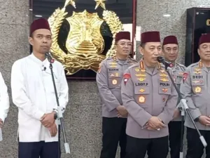 Kepala Kepolisian Republik Indonesia (Kapolri) Jenderal Listyo Sigit Prabowo menghadiri kegiatan ramah tamah dan ceramah agama di Mabes Polri, Jakarta, Jumat (26/9/2025). Kegiatan ini digelar di ruang rapat utama (Rupattama) usai salat Jumat berjemaah yang dipimpin Ustaz Abdul Somad (UAS) di Masjid Al-Ikhlas Mabes Polri.