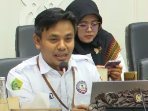 Ketua Umum Persatuan Guru Madrasah mandiri (PGMM) Tedi Malik saat menghadiri rapat bersama Badan Legislasi (Baleg) DPR RI di Kompleks Parlemen, Senayan, Jakarta, Selasa (30/9/2025).