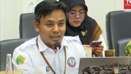 Ketua Umum Persatuan Guru Madrasah mandiri (PGMM) Tedi Malik saat menghadiri rapat bersama Badan Legislasi (Baleg) DPR RI di Kompleks Parlemen, Senayan, Jakarta, Selasa (30/9/2025).
