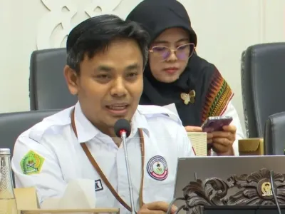 Ketua Umum Persatuan Guru Madrasah mandiri (PGMM) Tedi Malik saat menghadiri rapat bersama Badan Legislasi (Baleg) DPR RI di Kompleks Parlemen, Senayan, Jakarta, Selasa (30/9/2025).