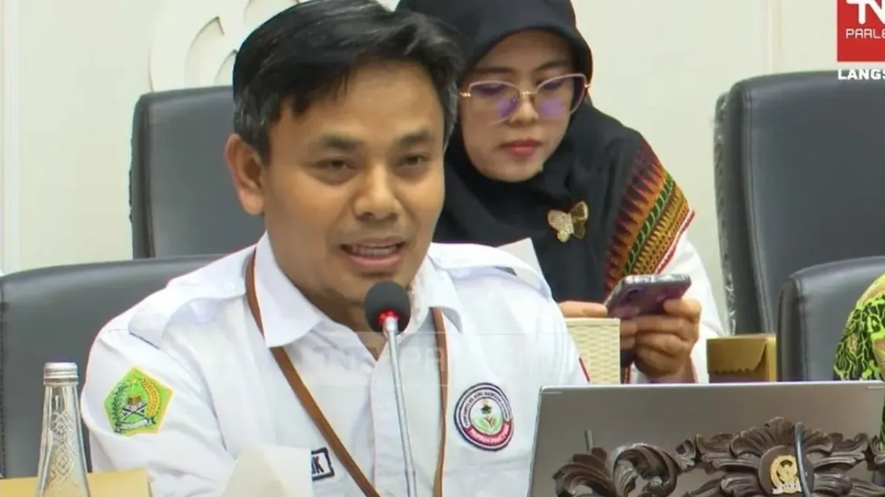 Ketua Umum Persatuan Guru Madrasah mandiri (PGMM) Tedi Malik saat menghadiri rapat bersama Badan Legislasi (Baleg) DPR RI di Kompleks Parlemen, Senayan, Jakarta, Selasa (30/9/2025).