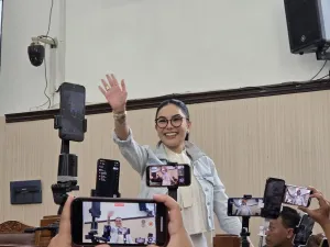 Aktris Nikita Mirzani menyapa pengunjung yang menghadiri sidang lanjutan kasus dugaan pemerasan dan TPPU di Pengadilan Negeri Jakarta Selatan, Kamis (25/9/2025)