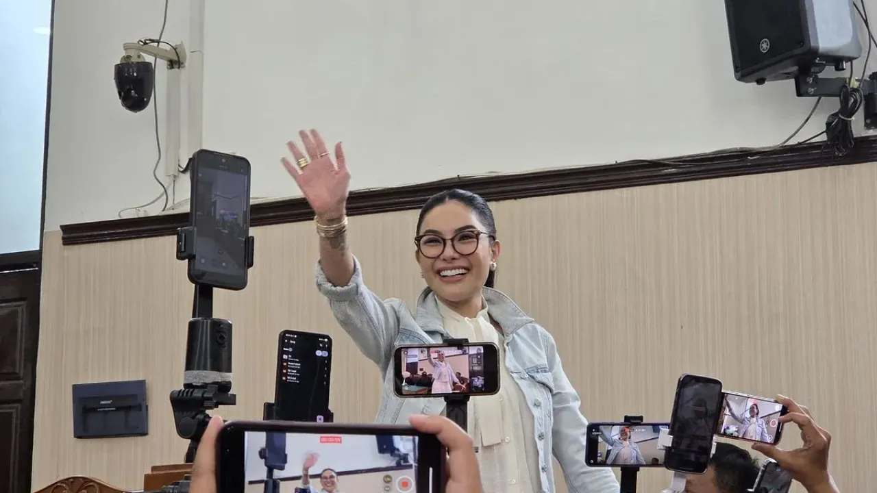 Aktris Nikita Mirzani menyapa pengunjung yang menghadiri sidang lanjutan kasus dugaan pemerasan dan TPPU di Pengadilan Negeri Jakarta Selatan, Kamis (25/9/2025)