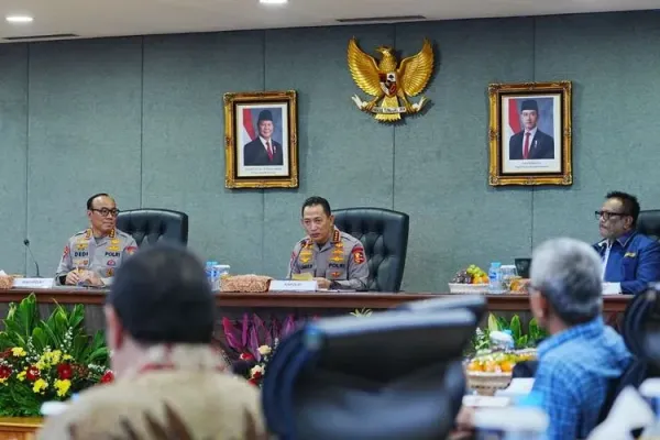 Kapolri Jenderal Listyo Sigit Prabowo memimpin rapat akselerasi transformasi Polri di ruang Pusdalsis Stamaops Polri, Mabes Polri, Kebayoran Baru, Jakarta Selatan, Rabu (24/9/2025).